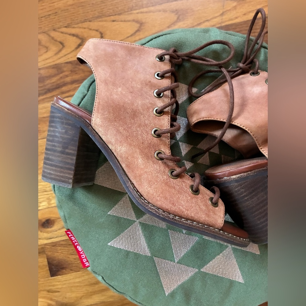 RARE - Jeffrey Campbell - Free People - Tan Lace-Up Heeled Boots, size 7